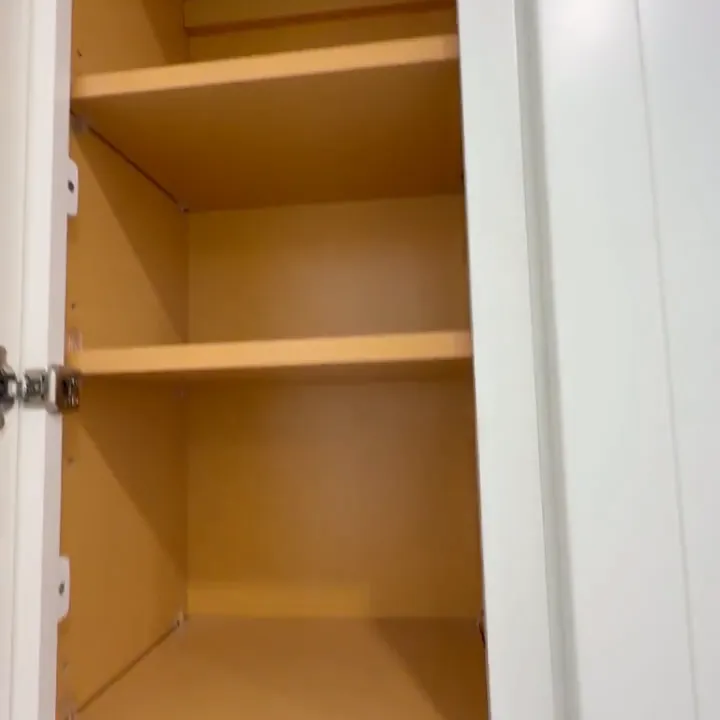 Interiores de almacenamiento de la cocina después de la limpieza: estantes superiores, cajones y un gabinete esquinero.
