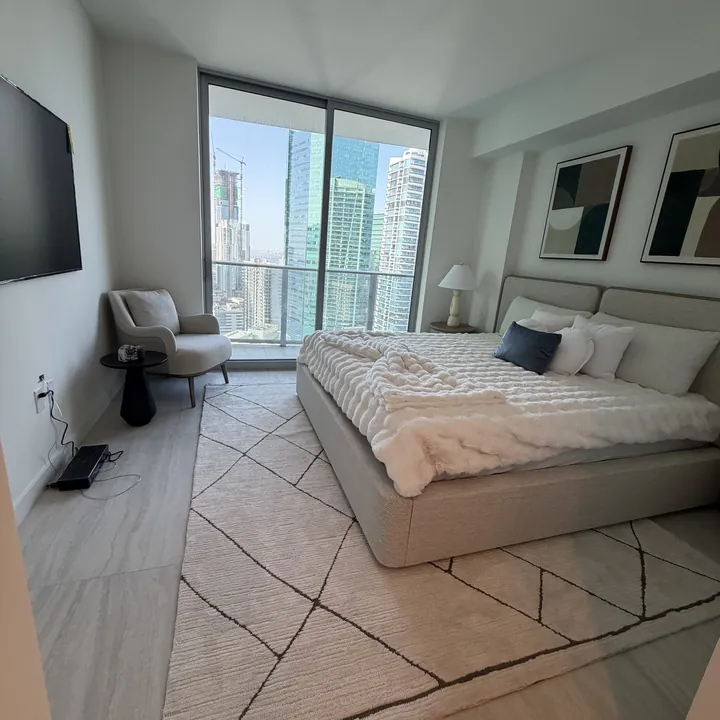 Dormitorio del apartamento al terminar, con cama tendida y piso claro despejado.