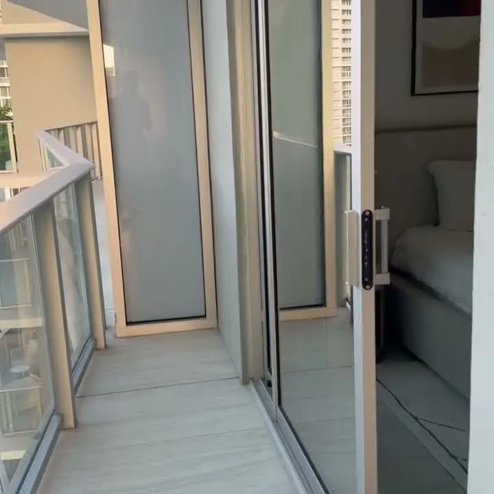 Un breve recorrido por el balcón, el dormitorio y el baño del apartamento al terminar.