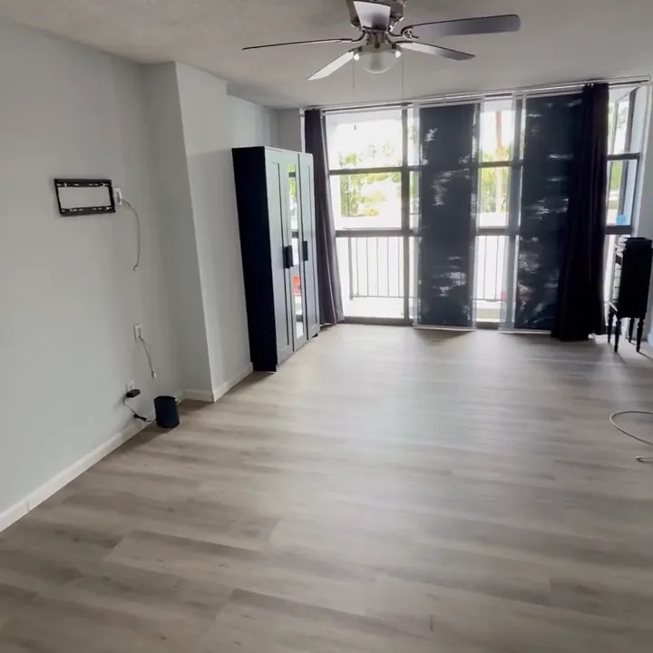 Un breve recorrido por la sala y el baño del apartamento vacío después de la limpieza.